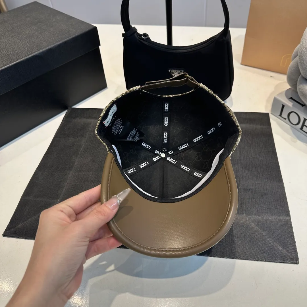P56 Gucci Baseball Cap♥️GUCCI🧢New product from the official website, baseball cap, original quality, hot arrival 🔥🎩 The craftsmanship is very exquisite, high-end and classy! Low-key luxury, easy to carry! Running volume!