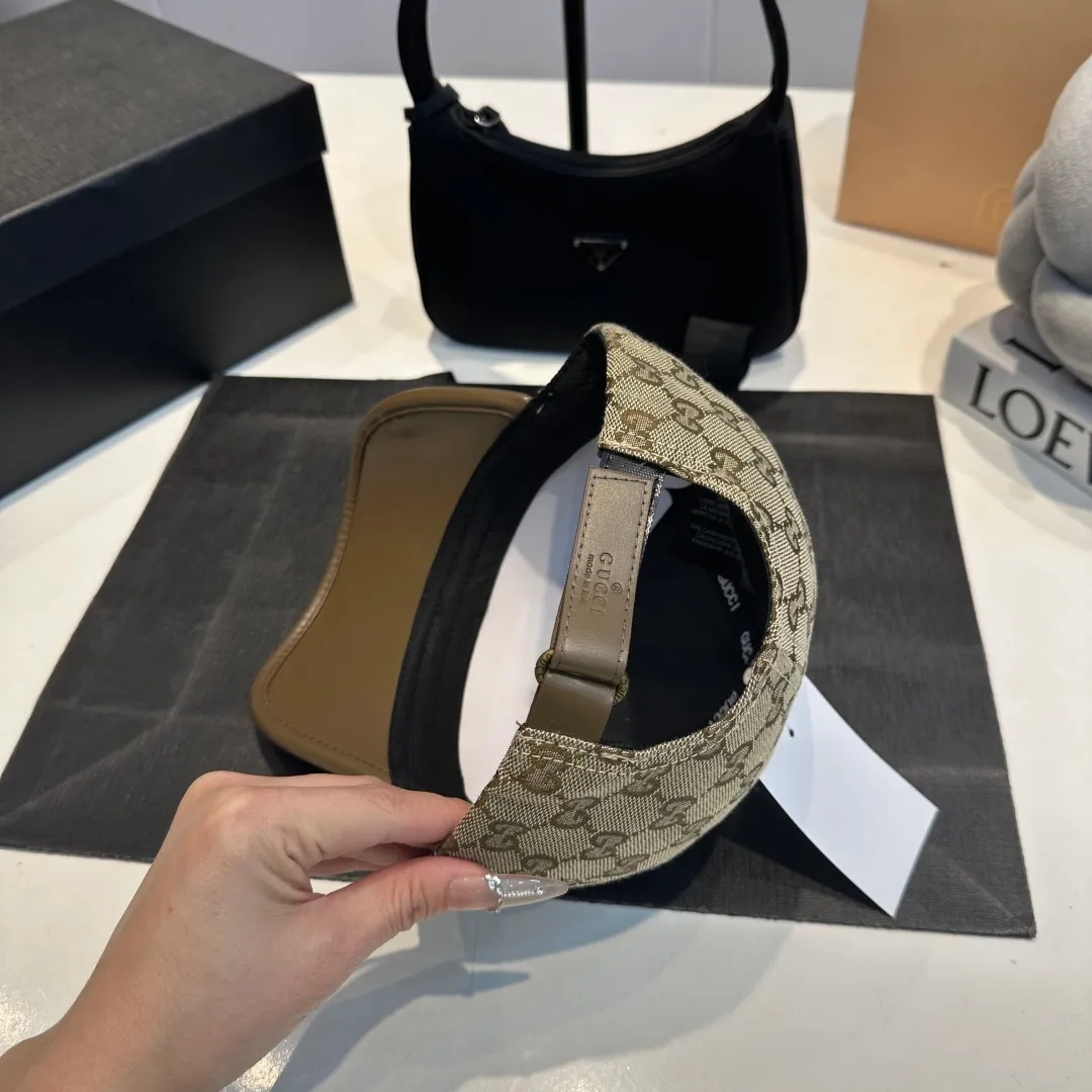 P56 Gucci Baseball Cap♥️GUCCI🧢New product from the official website, baseball cap, original quality, hot arrival 🔥🎩 The craftsmanship is very exquisite, high-end and classy! Low-key luxury, easy to carry! Running volume!
