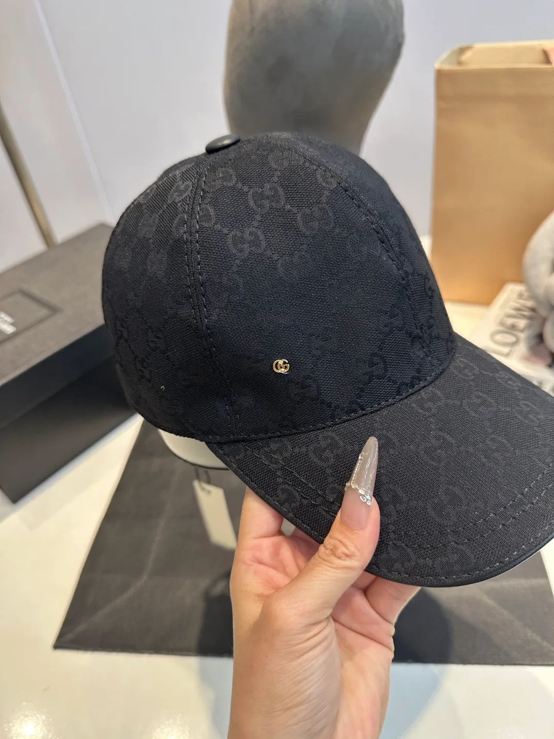 P90 Gucci (Gucci) new original baseball cap, metal small double G, the latest model at the counter, 1:1 mold opening and customization, genuine mold opening hardware, original canvas fabric + first layer of cowhide, original quality! The quality is great, the basic head circumference is 56cm, and the patch is adjustable.