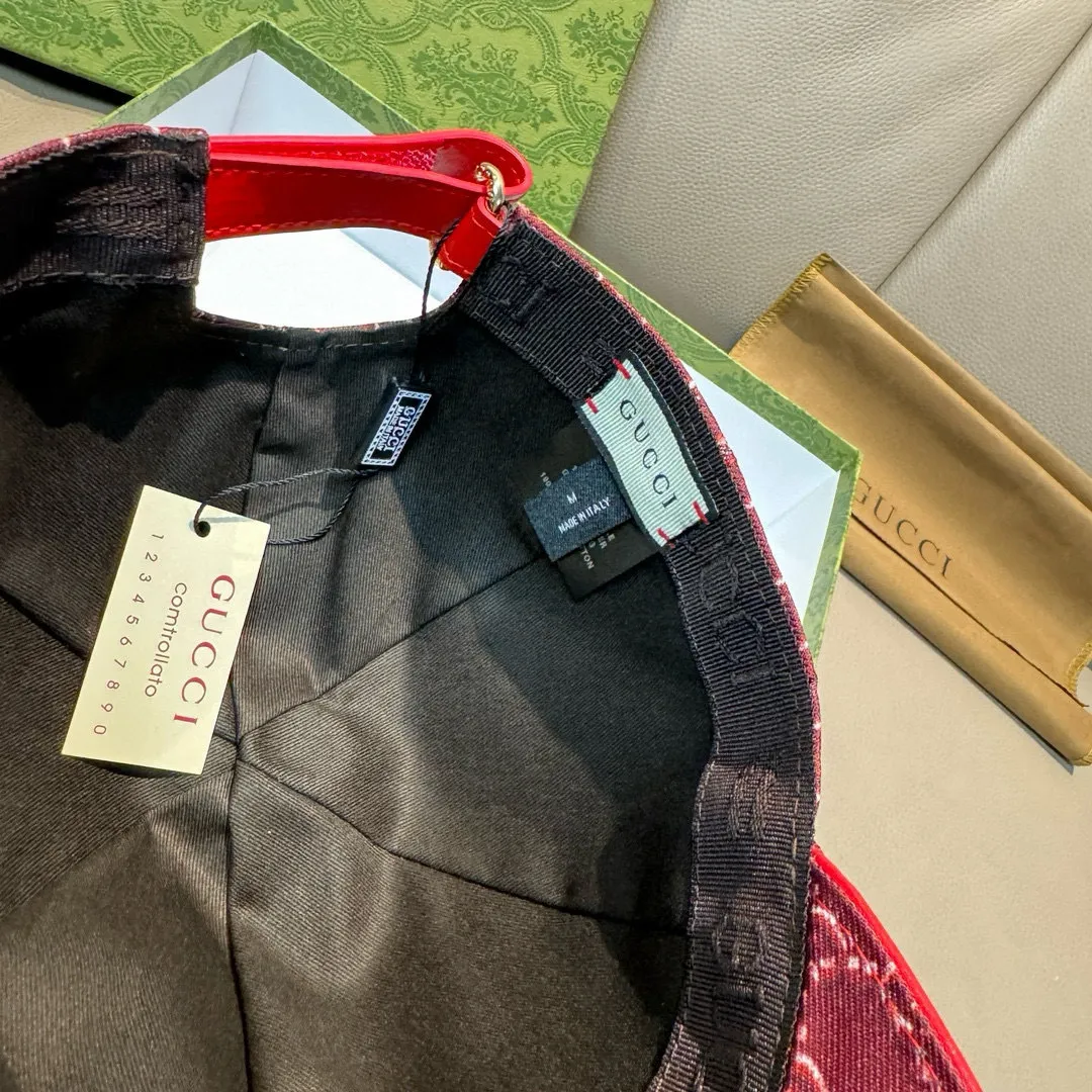 p90, Gucci (Gucci) new original baseball cap, silk screen logo, 1:1 mold opening and customization at the counter, original canvas fabric + first layer of cowhide, pure cotton lining, light and breathable! The quality is great, the basic head circumference is 56cm, and the patch is adjustable.