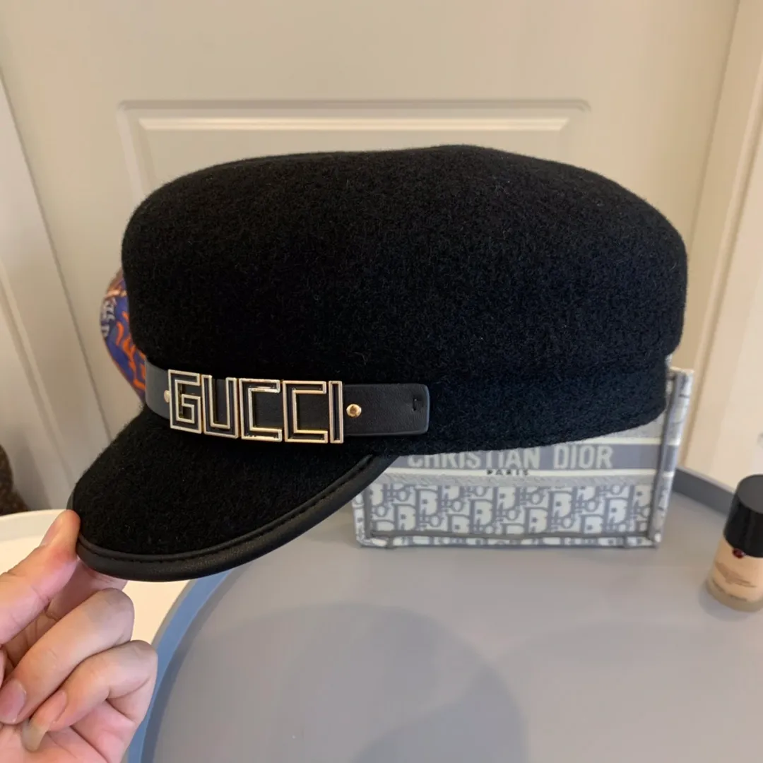P180 Gucci wool wool military hat, simple and luxurious style, classic double G bee LOGO, leather brim, versatile style, warm and concave shape must-have item! Many Internet celebrity network anchors must join! Material: 100% wool Head circumference: 57cm