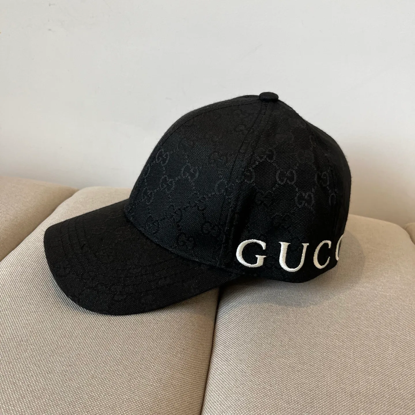 P56 Gucci Baseball Cap♥️GUCCI🧢New product from the official website, baseball cap, original quality, hot arrival 🔥🎩 The craftsmanship is very exquisite, high-end and classy! Low-key luxury, easy to carry! Running volume!