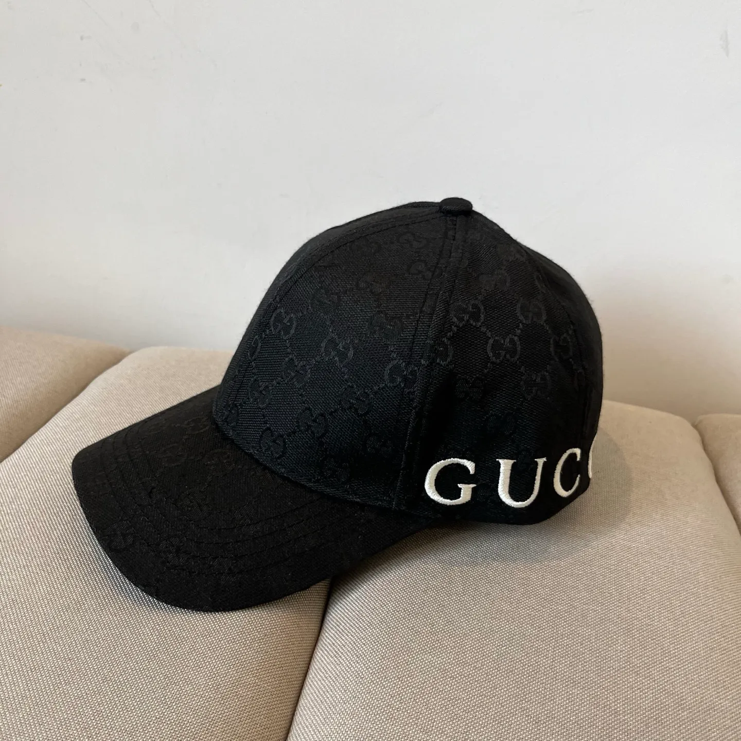 P56 Gucci Baseball Cap♥️GUCCI🧢New product from the official website, baseball cap, original quality, hot arrival 🔥🎩 The craftsmanship is very exquisite, high-end and classy! Low-key luxury, easy to carry! Running volume!