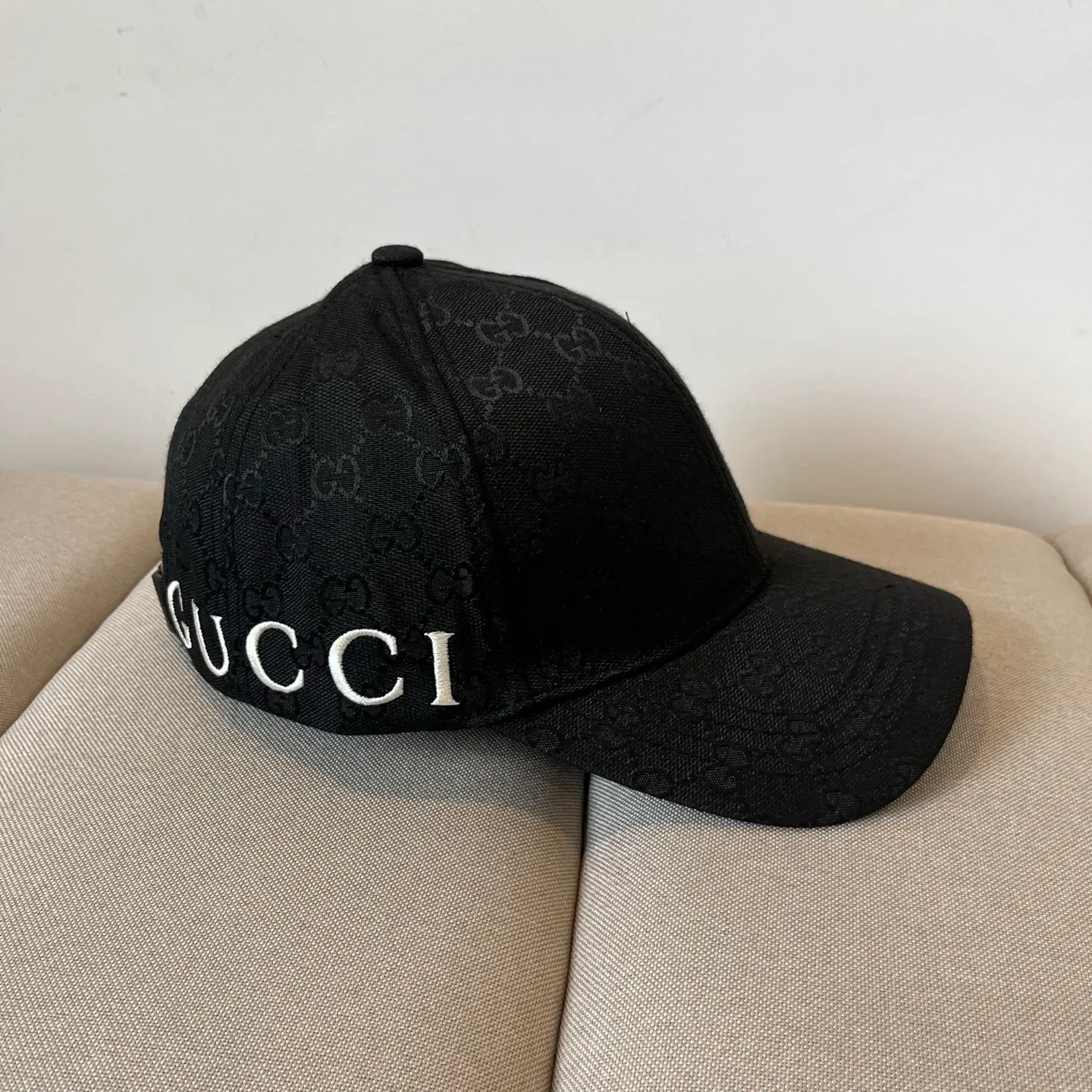 P56 Gucci Baseball Cap♥️GUCCI🧢New product from the official website, baseball cap, original quality, hot arrival 🔥🎩 The craftsmanship is very exquisite, high-end and classy! Low-key luxury, easy to carry! Running volume!