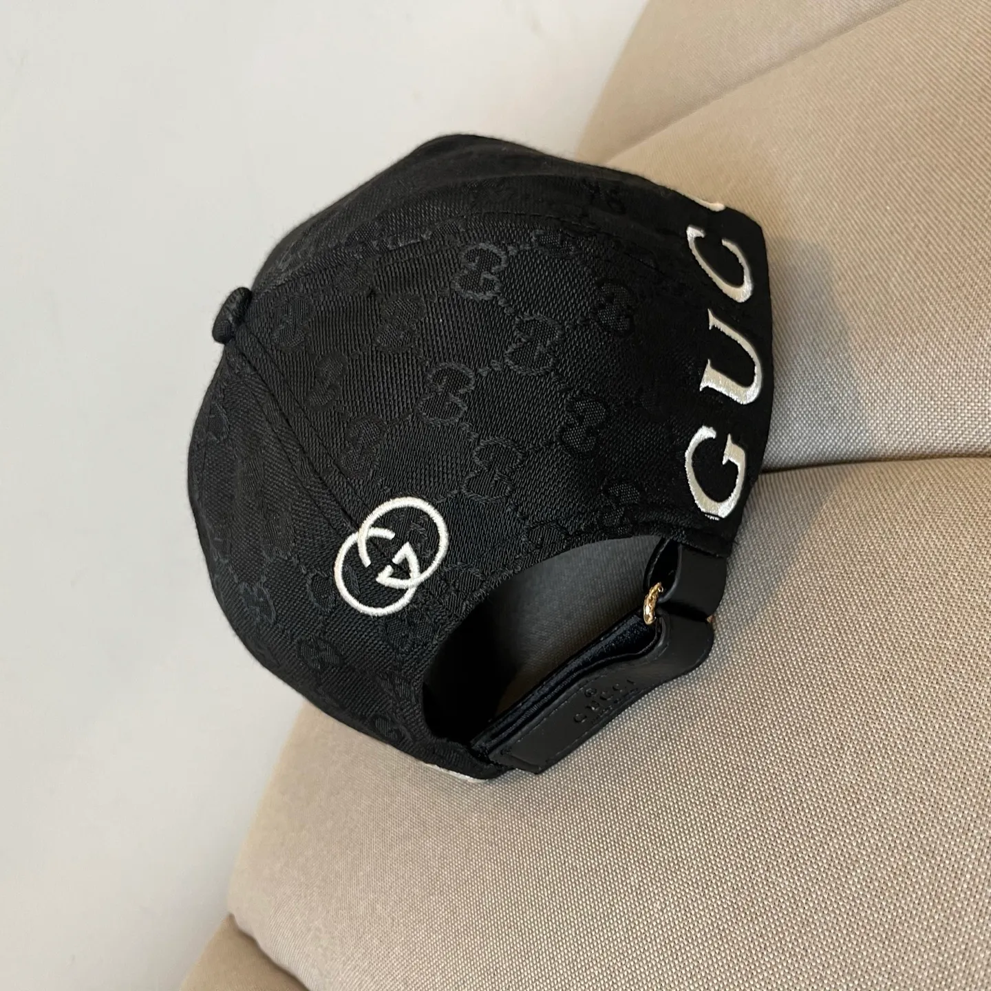 P56 Gucci Baseball Cap♥️GUCCI🧢New product from the official website, baseball cap, original quality, hot arrival 🔥🎩 The craftsmanship is very exquisite, high-end and classy! Low-key luxury, easy to carry! Running volume!