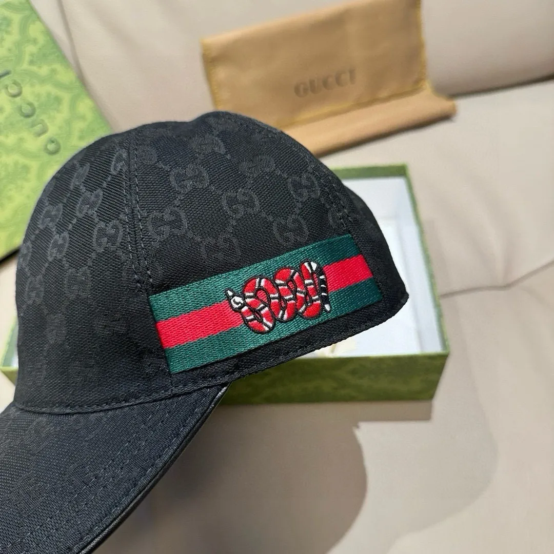 p90, Gucci's new original baseball cap, embroidered python, 1:1 mold customization, heavy embroidery, delicate and luxurious, details comparable to those at the counters, original canvas fabric + first-layer cowhide, pure cotton lining, great quality! The first choice for handsome men and beautiful women, fashionable and versatile. Basic head circumference 56, adjustable patch
