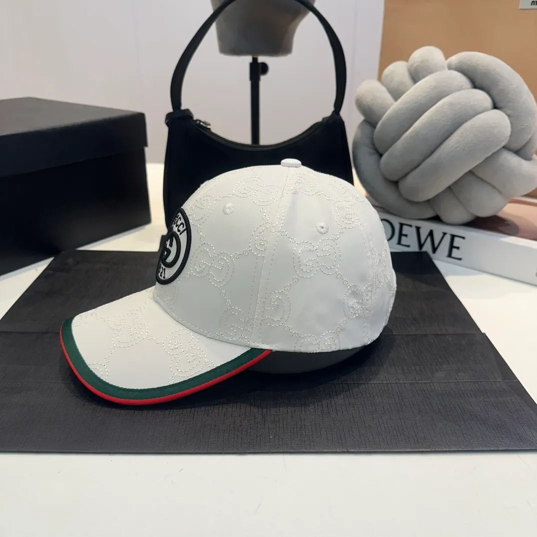 P56 New model shipped from the official website Gucci's latest original baseball cap, large double G, customized at the counter with 1:1 mold opening, light and breathable! Basic head circumference 56, adjustable patch