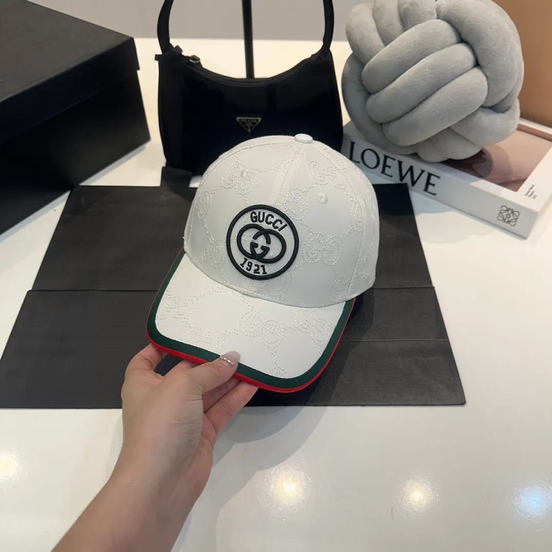 P56 New model shipped from the official website Gucci's latest original baseball cap, large double G, customized at the counter with 1:1 mold opening, light and breathable! Basic head circumference 56, adjustable patch