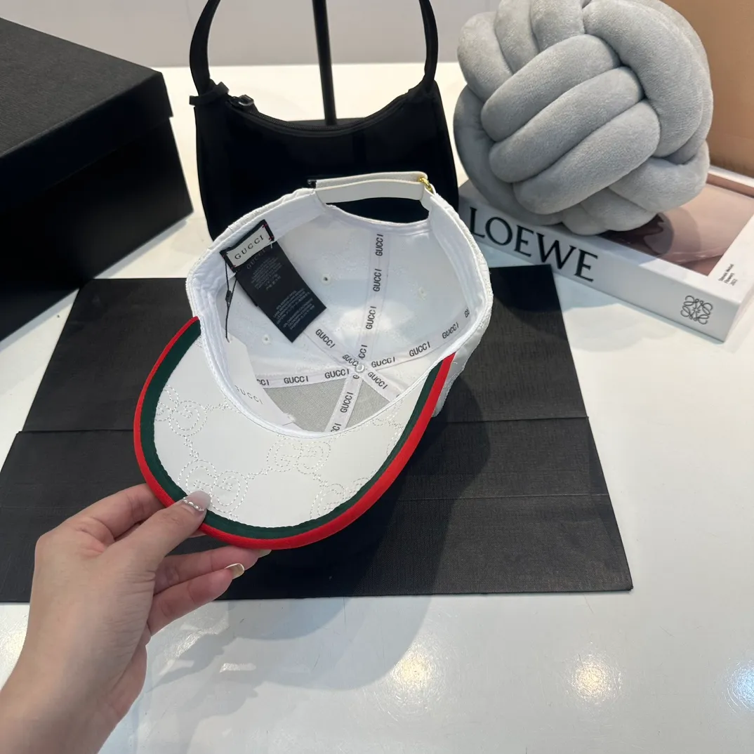 P56 New model shipped from the official website Gucci's latest original baseball cap, large double G, customized at the counter with 1:1 mold opening, light and breathable! Basic head circumference 56, adjustable patch