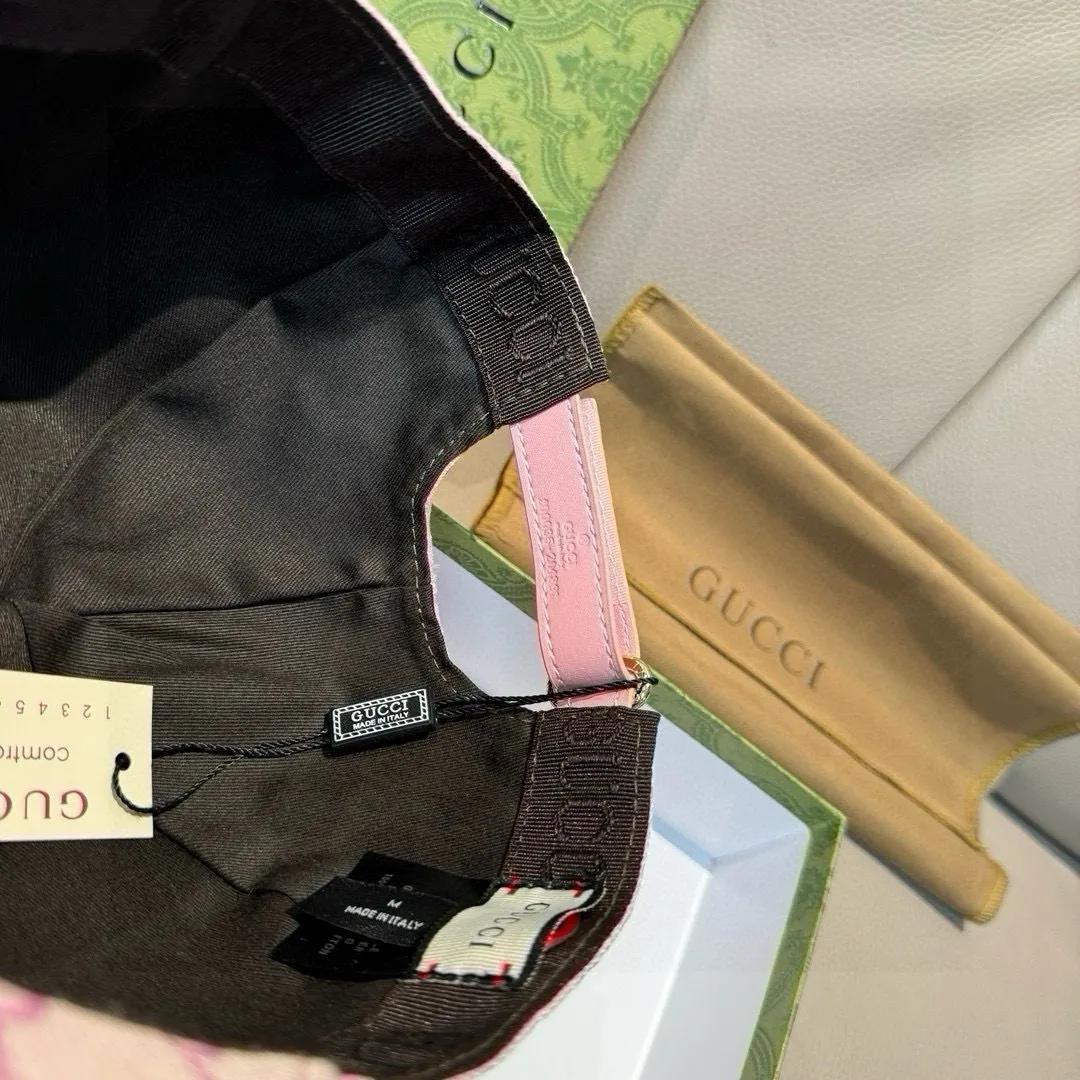 p90 ten thousand year classic model shipped!   , Gucci (Gucci) classic original baseball cap 😍😍 1:1 mold opening and customization at the counter, the highest version, original canvas fabric + first layer of cowhide, light and breathable! Photographed in real life, suitable for men and women in all seasons, basic head circumference 56cm, adjustable patches.