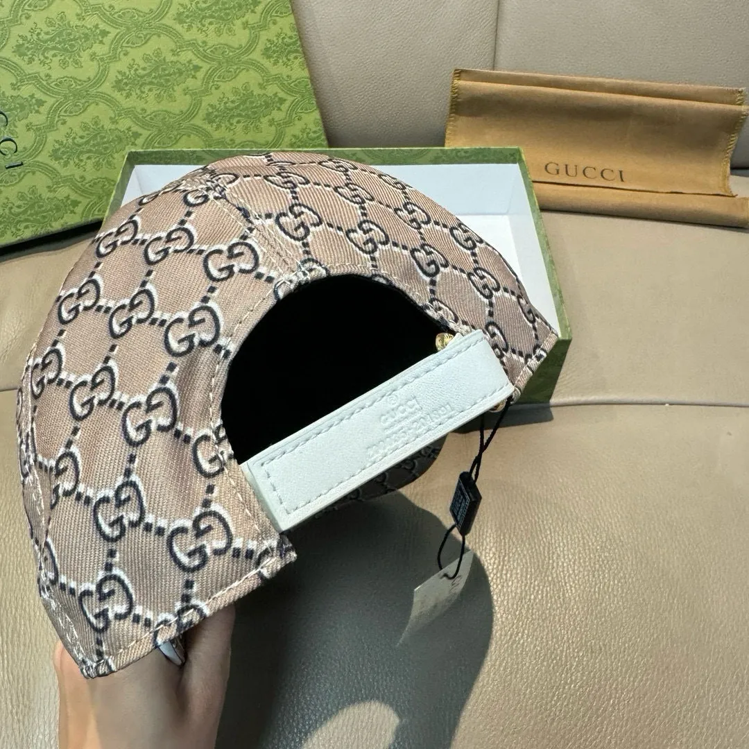 p90, Gucci (Gucci) new original baseball cap, silk screen logo, 1:1 mold opening and customization at the counter, original canvas fabric + first layer of cowhide, pure cotton lining, light and breathable! The quality is great, the basic head circumference is 56cm, and the patch is adjustable.