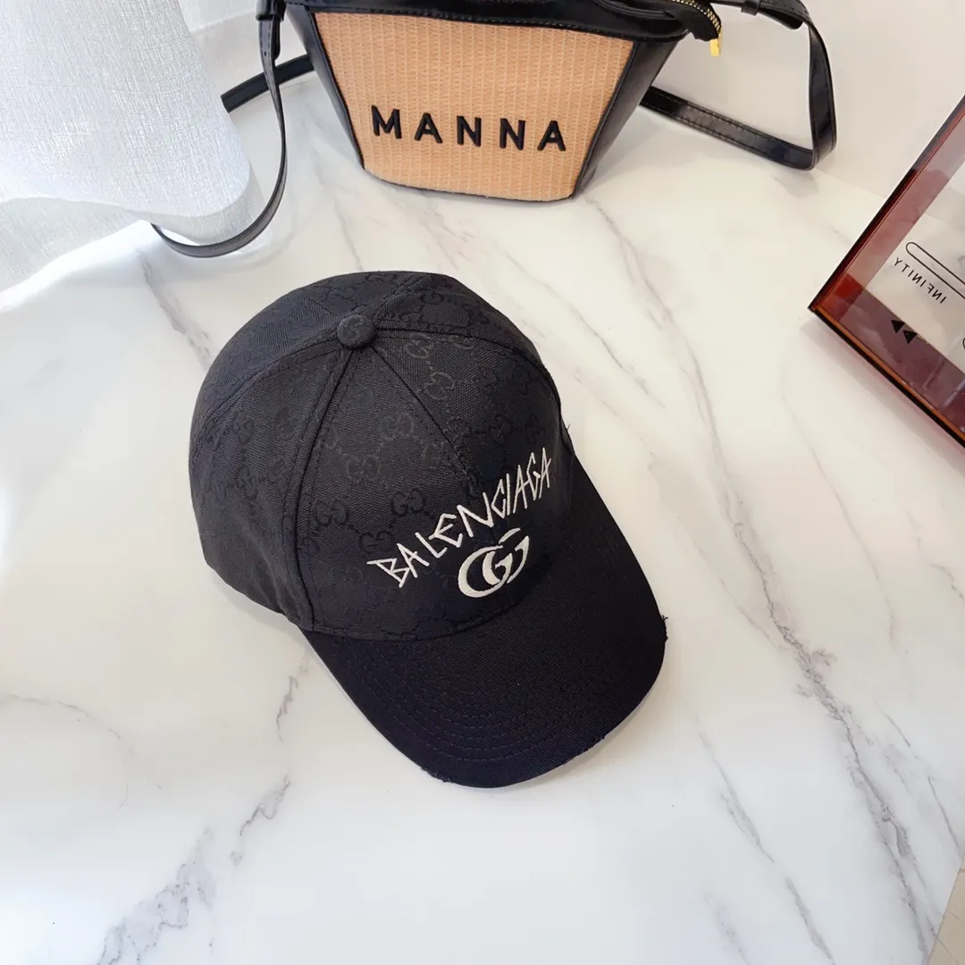 Running volume 🉐56 Gucci&Balenciaga joint baseball cap, latest joint logo, cotton fabric, comfortable and breathable, great shape! Easy to control for men and women!