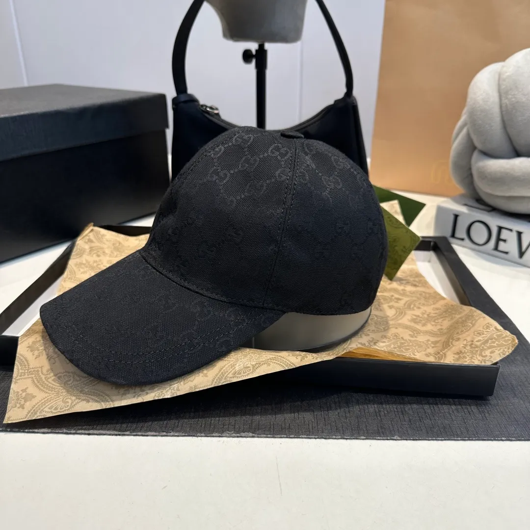 P1 million classic model shipped in new colors! Comes with a box bag, Gucci's classic original baseball cap😍😍Customized at a 1:1 mold at the counter, the highest version, original canvas fabric + first-layer cowhide, light and breathable! Photographed in real life, suitable for men and women in all seasons, basic head circumference 56cm, adjustable patches.