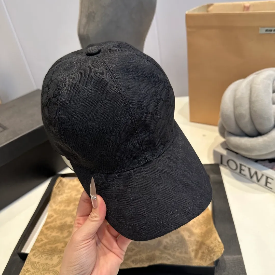 P1 million classic model shipped in new colors! Comes with a box bag, Gucci's classic original baseball cap😍😍Customized at a 1:1 mold at the counter, the highest version, original canvas fabric + first-layer cowhide, light and breathable! Photographed in real life, suitable for men and women in all seasons, basic head circumference 56cm, adjustable patches.