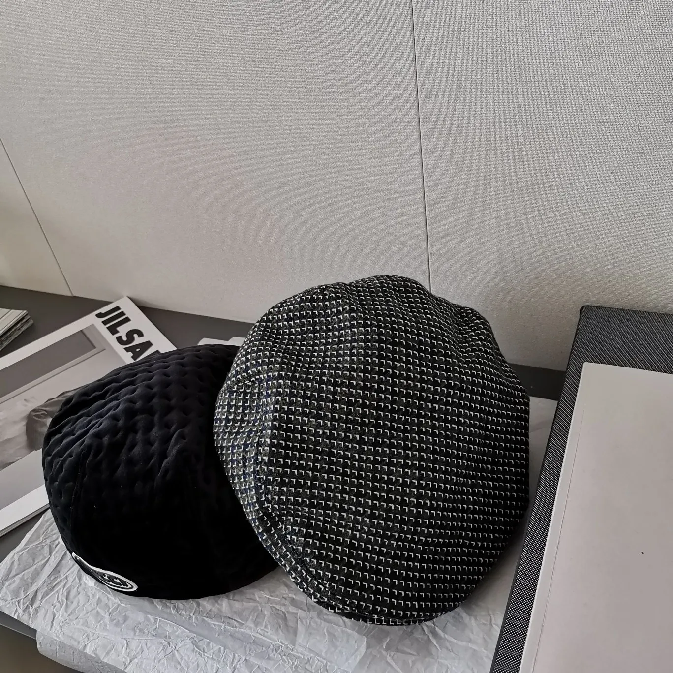 P80 Gucci progressive hat with full charm👨‍🎨 Very unique hat shape and material. Velvet fabric has been launched by major brands this year. The green pattern plaid is an instant look for cool girls hhhhh~ One hat can be worn in two ways, and this curved brim is also very flattering.