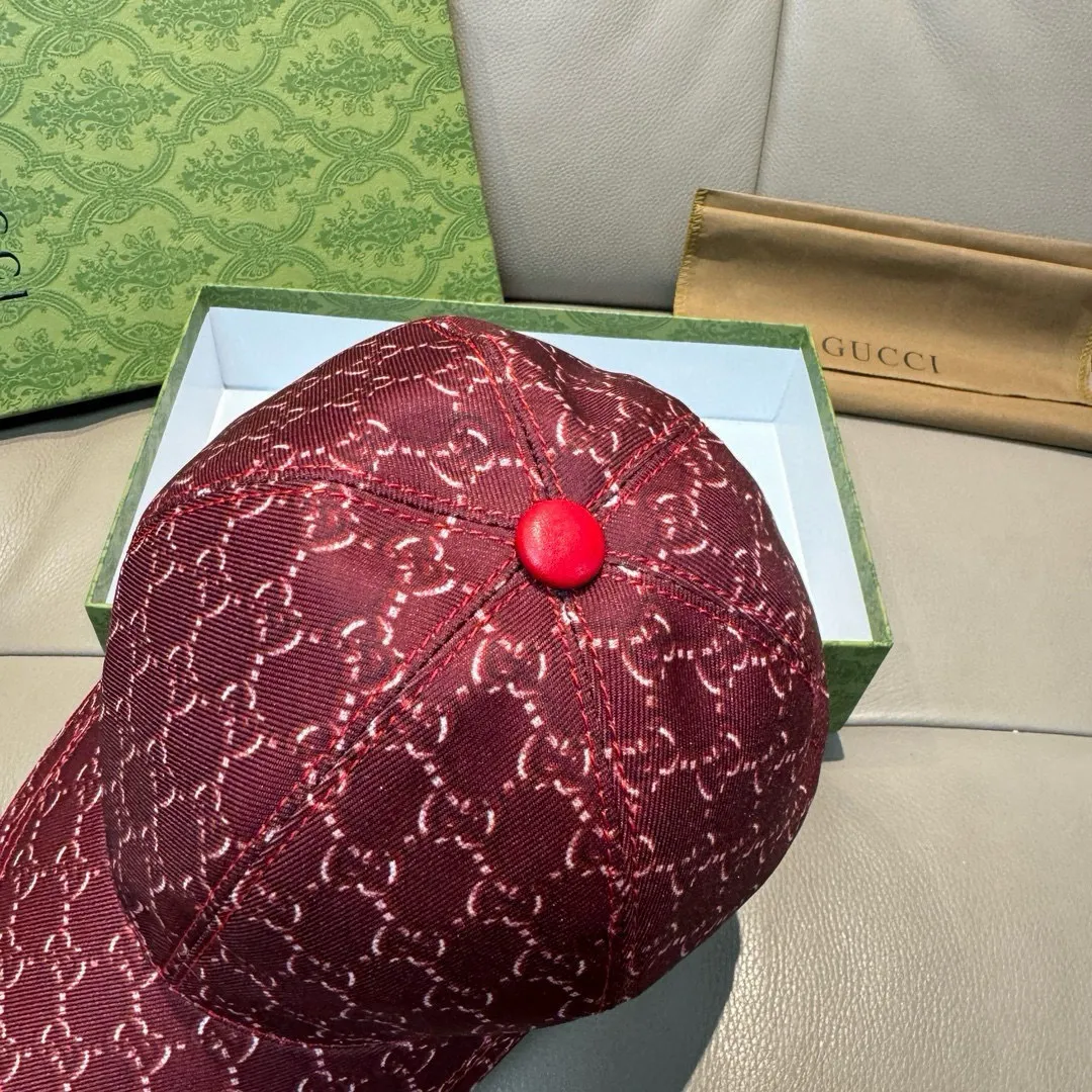 p90, Gucci (Gucci) new original baseball cap, silk screen logo, 1:1 mold opening and customization at the counter, original canvas fabric + first layer of cowhide, pure cotton lining, light and breathable! The quality is great, the basic head circumference is 56cm, and the patch is adjustable.