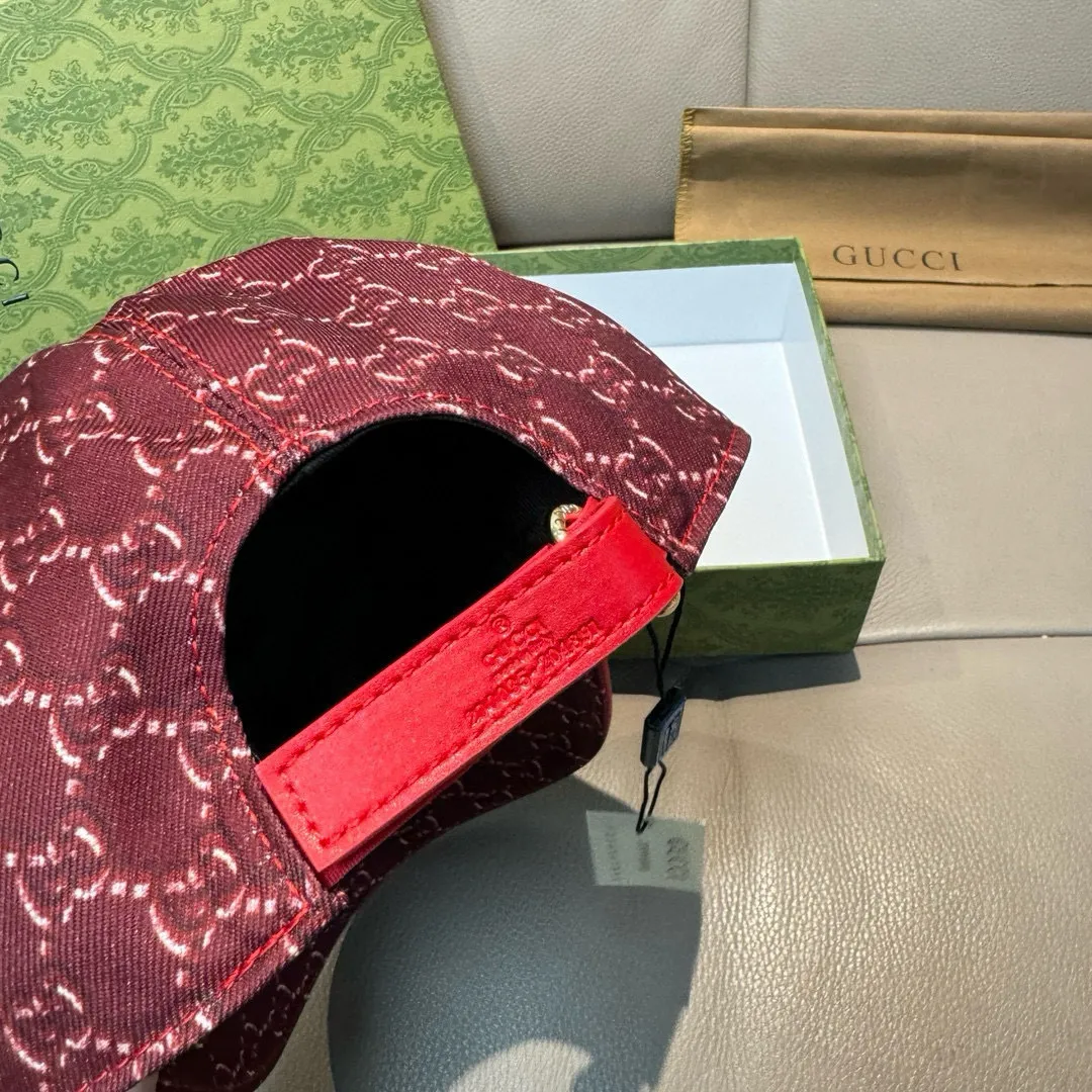 p90, Gucci (Gucci) new original baseball cap, silk screen logo, 1:1 mold opening and customization at the counter, original canvas fabric + first layer of cowhide, pure cotton lining, light and breathable! The quality is great, the basic head circumference is 56cm, and the patch is adjustable.