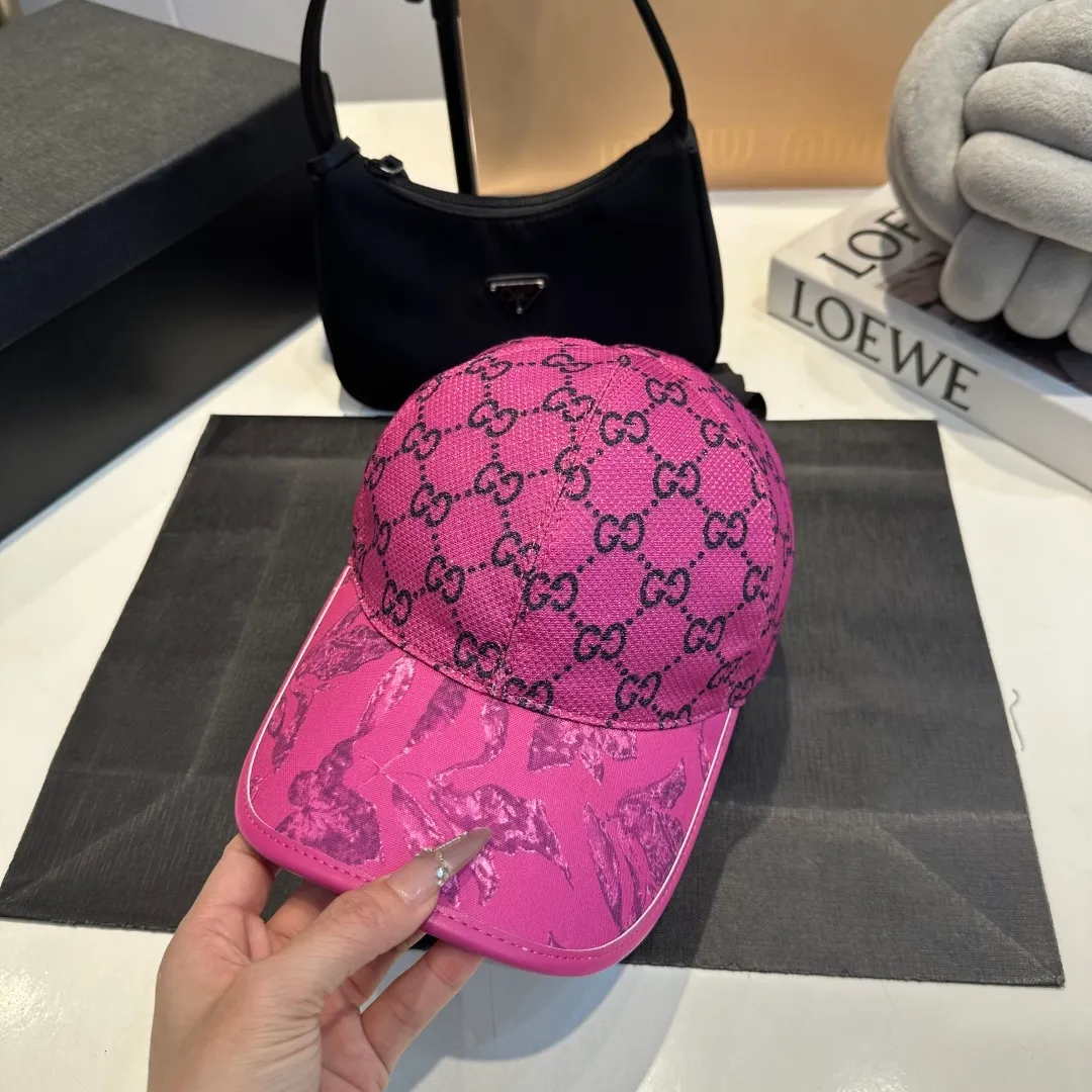 P90 Gucci's latest original baseball cap with wide webbing. 1:1 mold opening and customization at the counter, the highest version, original canvas fabric + first-layer cowhide, light and breathable! Photographed in real life, suitable for men and women in all seasons, basic head circumference 56cm, adjustable patches.