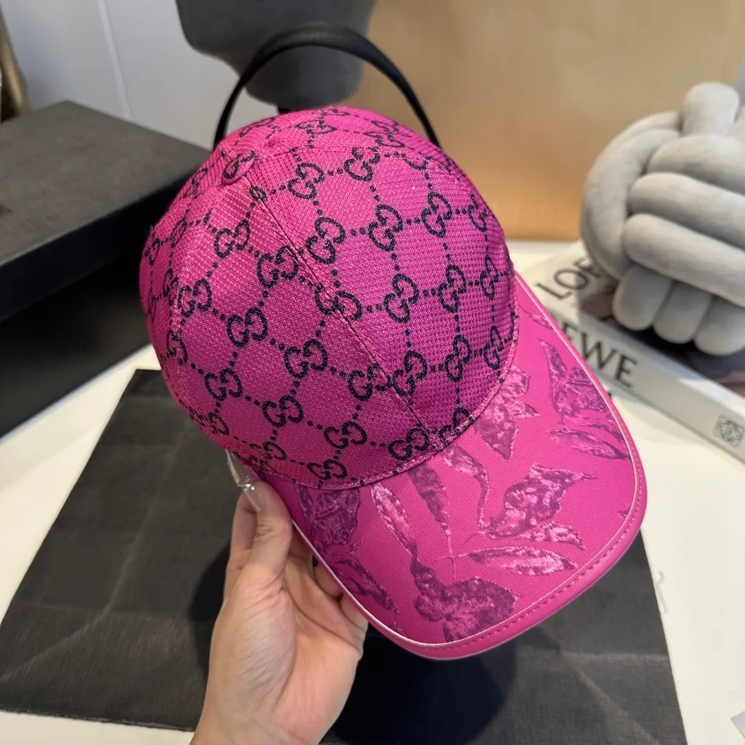 P90 Gucci's latest original baseball cap with wide webbing. 1:1 mold opening and customization at the counter, the highest version, original canvas fabric + first-layer cowhide, light and breathable! Photographed in real life, suitable for men and women in all seasons, basic head circumference 56cm, adjustable patches.