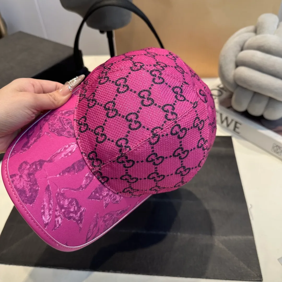 P90 Gucci's latest original baseball cap with wide webbing. 1:1 mold opening and customization at the counter, the highest version, original canvas fabric + first-layer cowhide, light and breathable! Photographed in real life, suitable for men and women in all seasons, basic head circumference 56cm, adjustable patches.