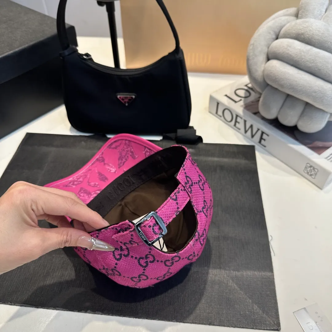 P90 Gucci's latest original baseball cap with wide webbing. 1:1 mold opening and customization at the counter, the highest version, original canvas fabric + first-layer cowhide, light and breathable! Photographed in real life, suitable for men and women in all seasons, basic head circumference 56cm, adjustable patches.