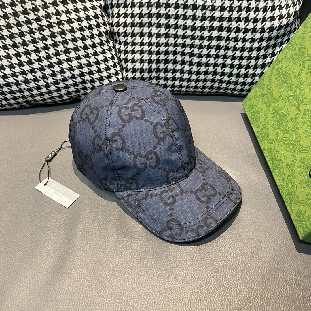 P90 new model shipped from the official website, Gucci's latest original baseball cap, large double G, 1:1 mold customization at the counter, perfect alignment, original canvas fabric + first-layer cowhide, light and breathable! The basic head circumference is 56cm, and the patch is adjustable.