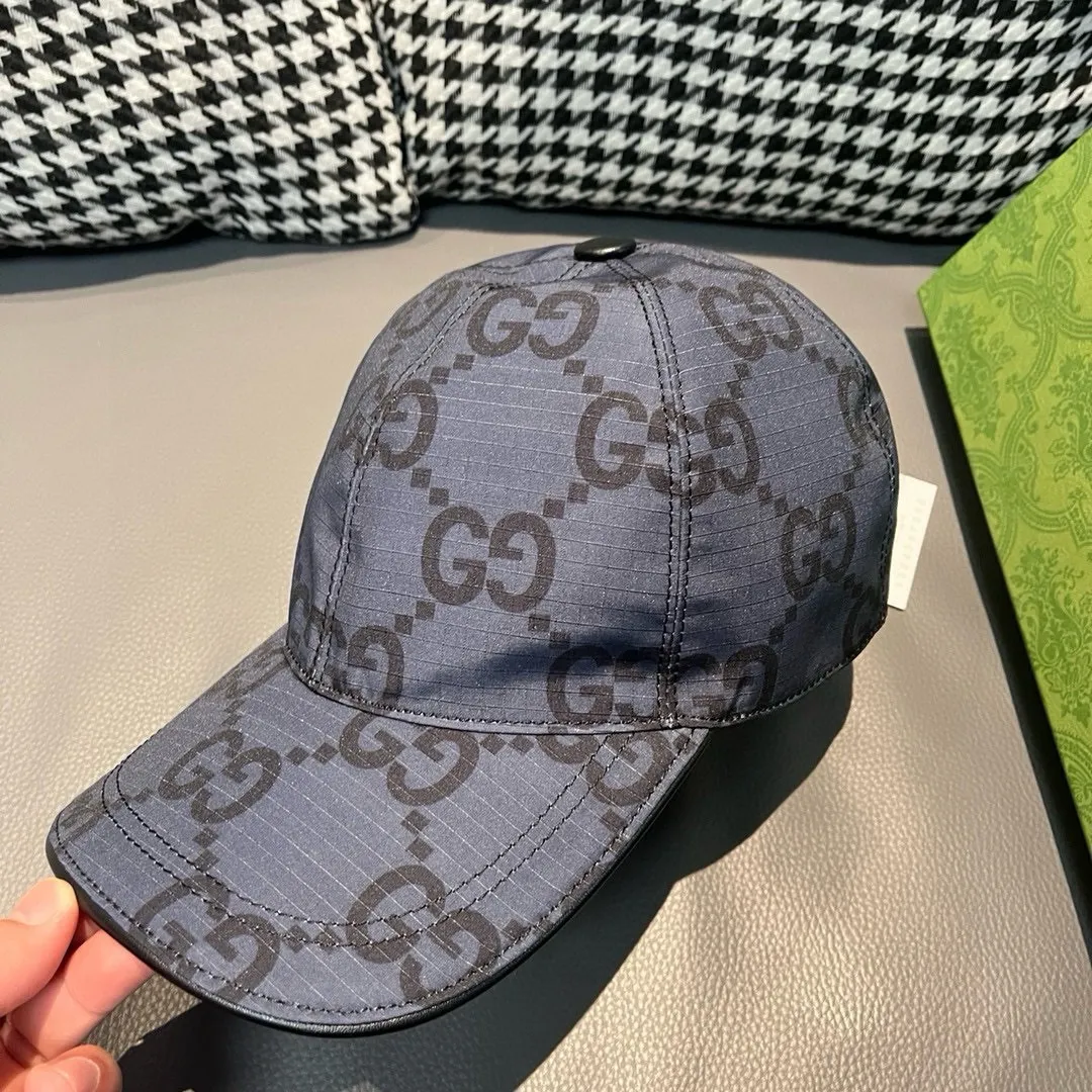 P90 new model shipped from the official website, Gucci's latest original baseball cap, large double G, 1:1 mold customization at the counter, perfect alignment, original canvas fabric + first-layer cowhide, light and breathable! The basic head circumference is 56cm, and the patch is adjustable.