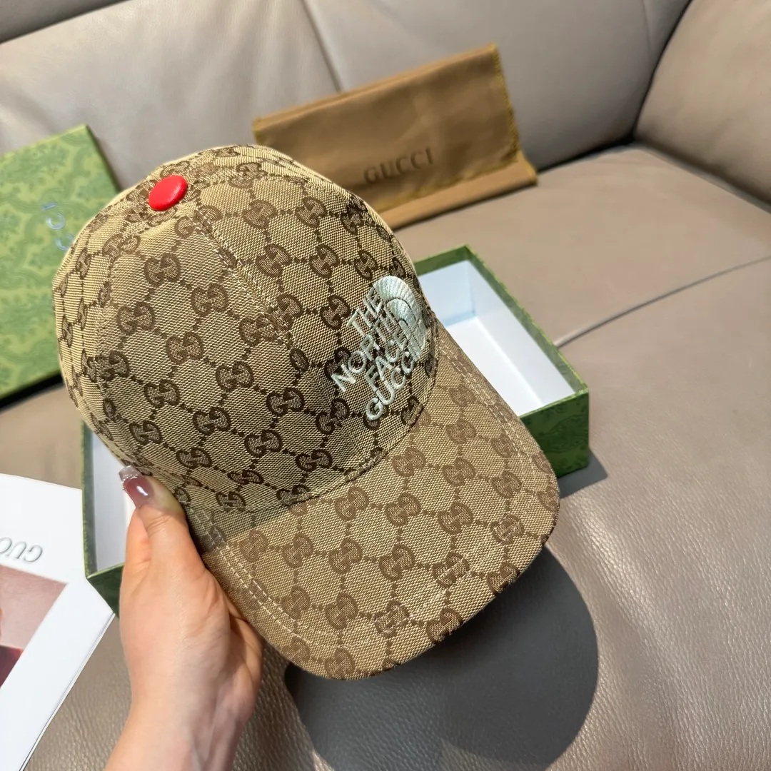 P90, Gucci's new original baseball cap, North Face embroidery! Counter 1:1, imported canvas + first-layer cowhide, popular for purchasing, versatile style for men and women, great quality! The basic head circumference is 56cm, and the patch is adjustable.
