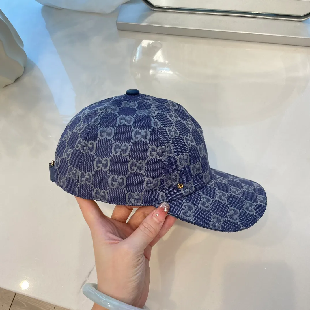 If you want a lower version, the P90 Gucci Gucci baseball cap, this fashionable item decorated with the brand logo, shines. Crafted from the brand's recognizable gg canvas, this baseball cap is enhanced by tonal leather details and an adjustable buckle.
