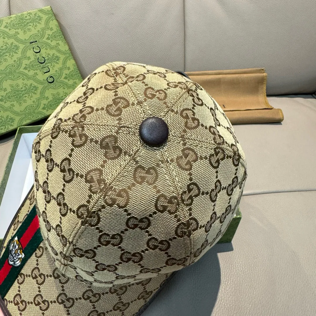P150, Gucci's new original baseball cap, tiger head webbing, 1:1 mold customization, heavy embroidery, details comparable to those at counters, original canvas fabric + first-layer cowhide, great quality! The first choice for handsome men and beautiful women, fashionable and versatile. The basic head circumference is 56cm, and the patch is adjustable.