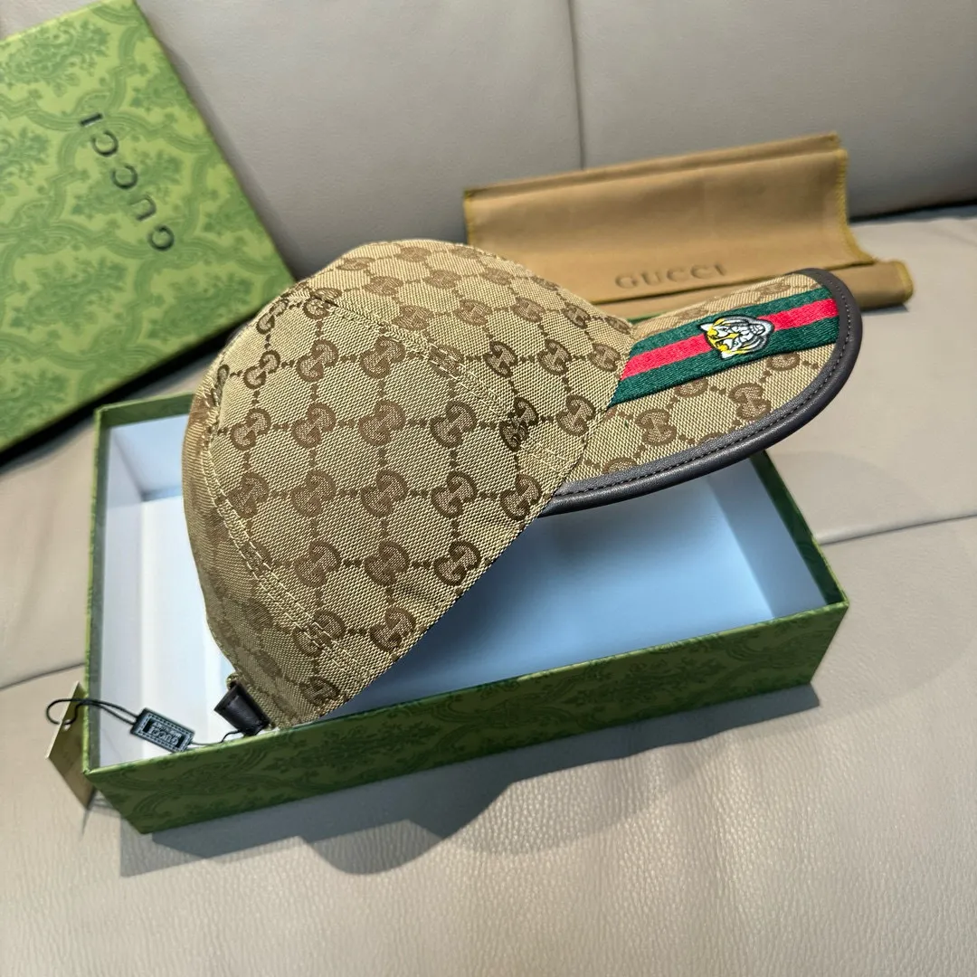 P150, Gucci's new original baseball cap, tiger head webbing, 1:1 mold customization, heavy embroidery, details comparable to those at counters, original canvas fabric + first-layer cowhide, great quality! The first choice for handsome men and beautiful women, fashionable and versatile. The basic head circumference is 56cm, and the patch is adjustable.