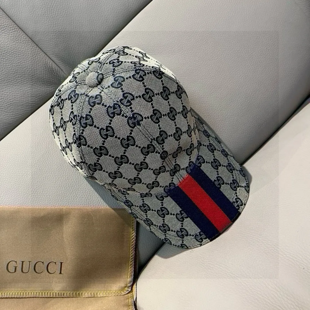 p90 new model shipped!   , Gucci (Gucci) latest original baseball cap, wide webbing. 1:1 mold opening and customization at the counter, the highest version, original canvas fabric + first-layer cowhide, light and breathable! Photographed in real life, suitable for men and women in all seasons, basic head circumference 56cm, adjustable patches.