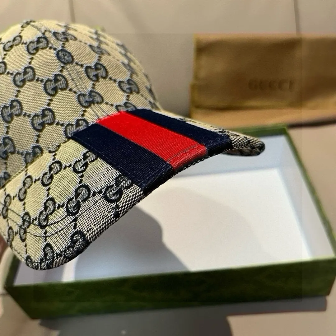 p90 new model shipped!   , Gucci (Gucci) latest original baseball cap, wide webbing. 1:1 mold opening and customization at the counter, the highest version, original canvas fabric + first-layer cowhide, light and breathable! Photographed in real life, suitable for men and women in all seasons, basic head circumference 56cm, adjustable patches.