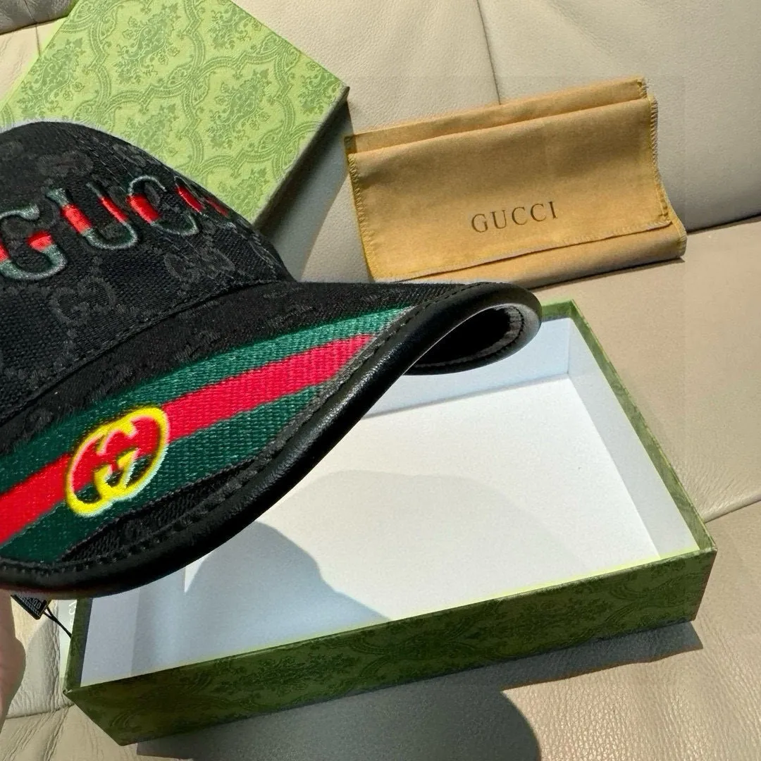 P90, Gucci's new original baseball cap, double G webbing. 1:1 mold customization, heavy embroidery, details comparable to those at counters, original canvas fabric + first layer cowhide, excellent quality! The first choice for handsome men and beautiful women, fashionable and versatile. The basic head circumference is 56cm, and the patch is adjustable.