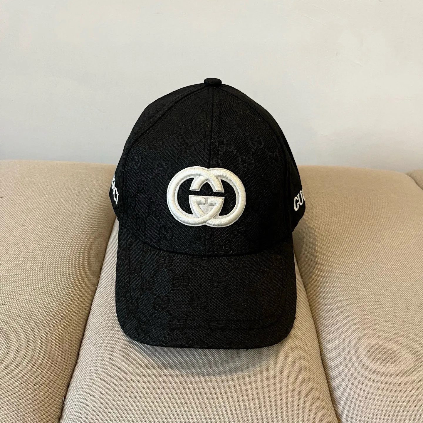 P60 Gucci Baseball Cap♥️GUCCI🧢New product from the official website, baseball cap, original quality, very popular 🔥🎩 The craftsmanship is very exquisite, high-end and classy! Low-key luxury, easy to carry! Running volume!