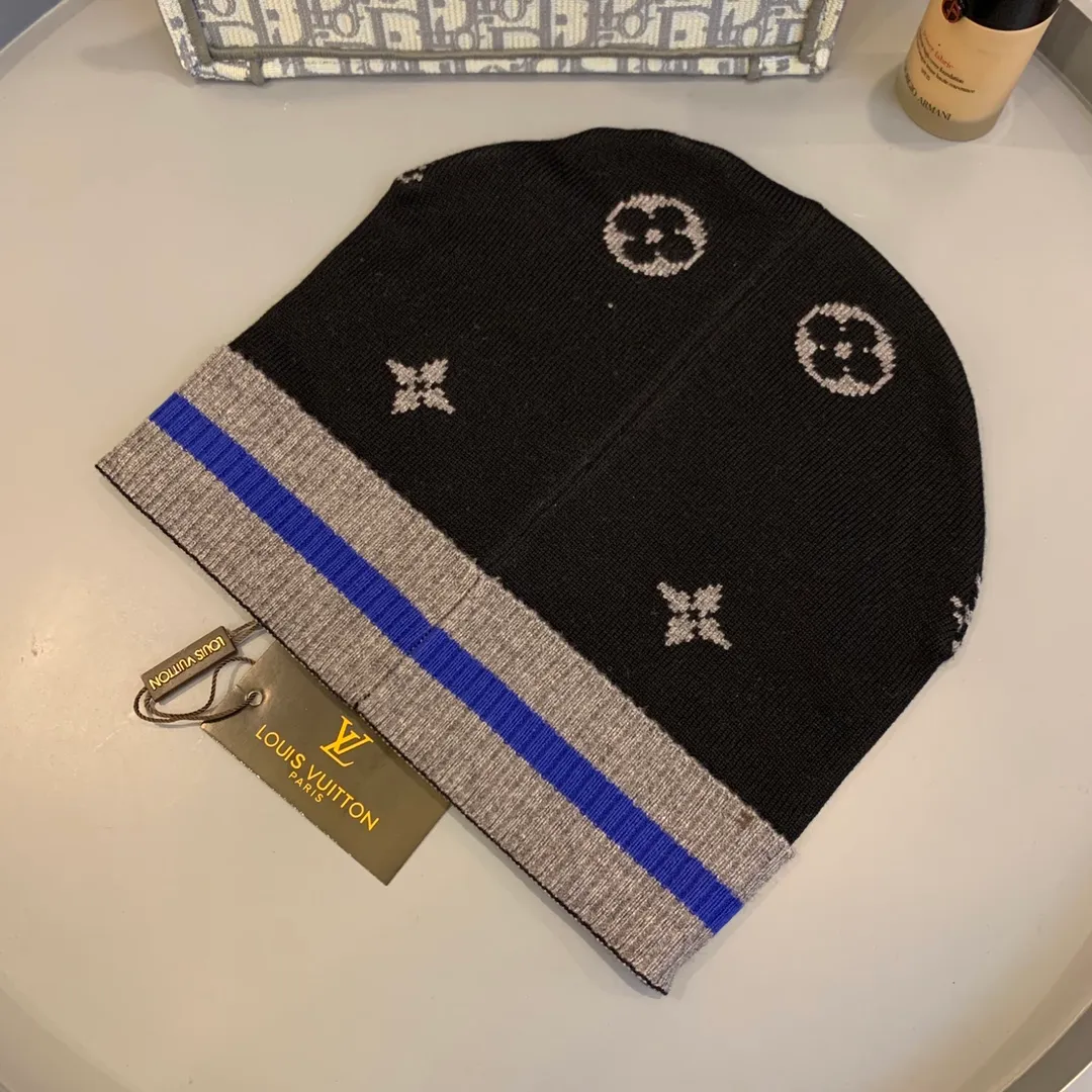 P80 LV autumn and winter style, a knitted beanie with a logo recommended by internet celebrity fashion bloggers, with a textured leather label and embroidered logo, a knitted beanie with a super soft and comfortable feel and excellent elasticity! Fashionable street style, material: 100% cotton Head circumference: 55-58cm