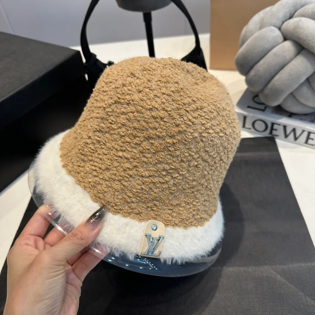 P70 LV Louis Vuitton new rabbit fur hat! High-end color series, the latest fisherman hat for autumn and winter ✨ Super elegant rabbit fur hat, white moonlight white🤍 🧊It is a perfect match in winter, the texture is invincible!