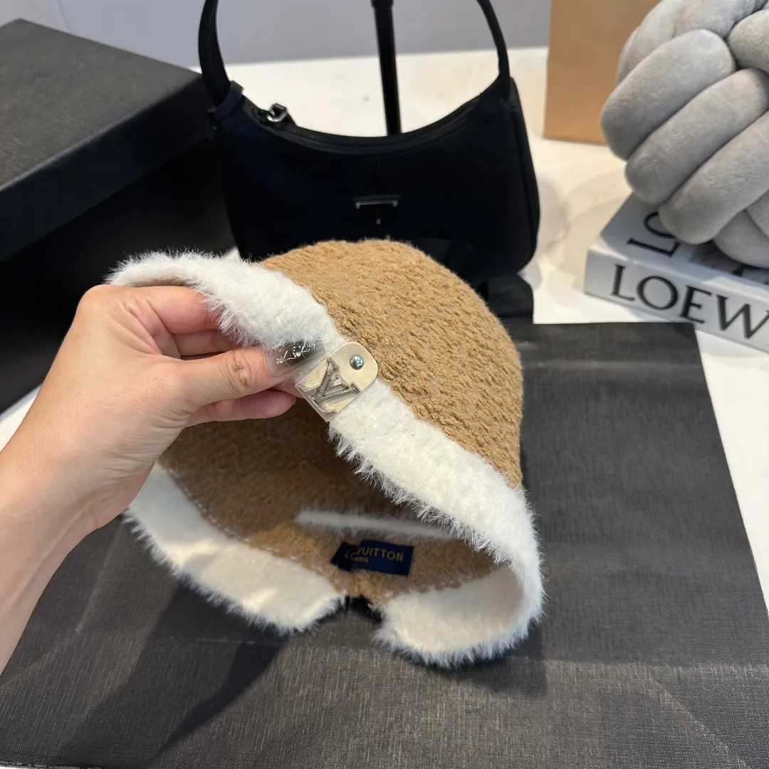 P70 LV Louis Vuitton new rabbit fur hat! High-end color series, the latest fisherman hat for autumn and winter ✨ Super elegant rabbit fur hat, white moonlight white🤍 🧊It is a perfect match in winter, the texture is invincible!