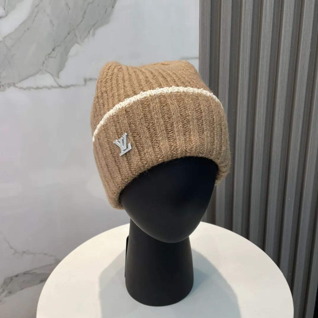 P66 🔥Lv Louis Vuitton's new autumn and winter knitted beanie, very versatile, unisex. Dear friends, you can see the details, the workmanship is neat, breathable and comfortable, and made of imported wool material! A must-have for fashionistas!