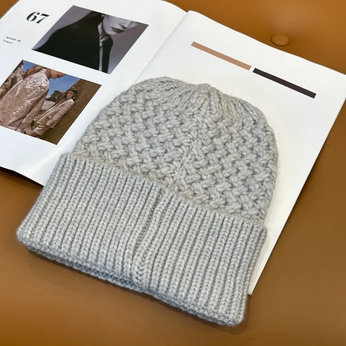 P56 ⚫️Lv new autumn and winter knitted hat, very versatile, unisex. Dear friends, you can see the details, the workmanship is neat, breathable and comfortable, and made of imported wool material! A must-have for fashionistas!