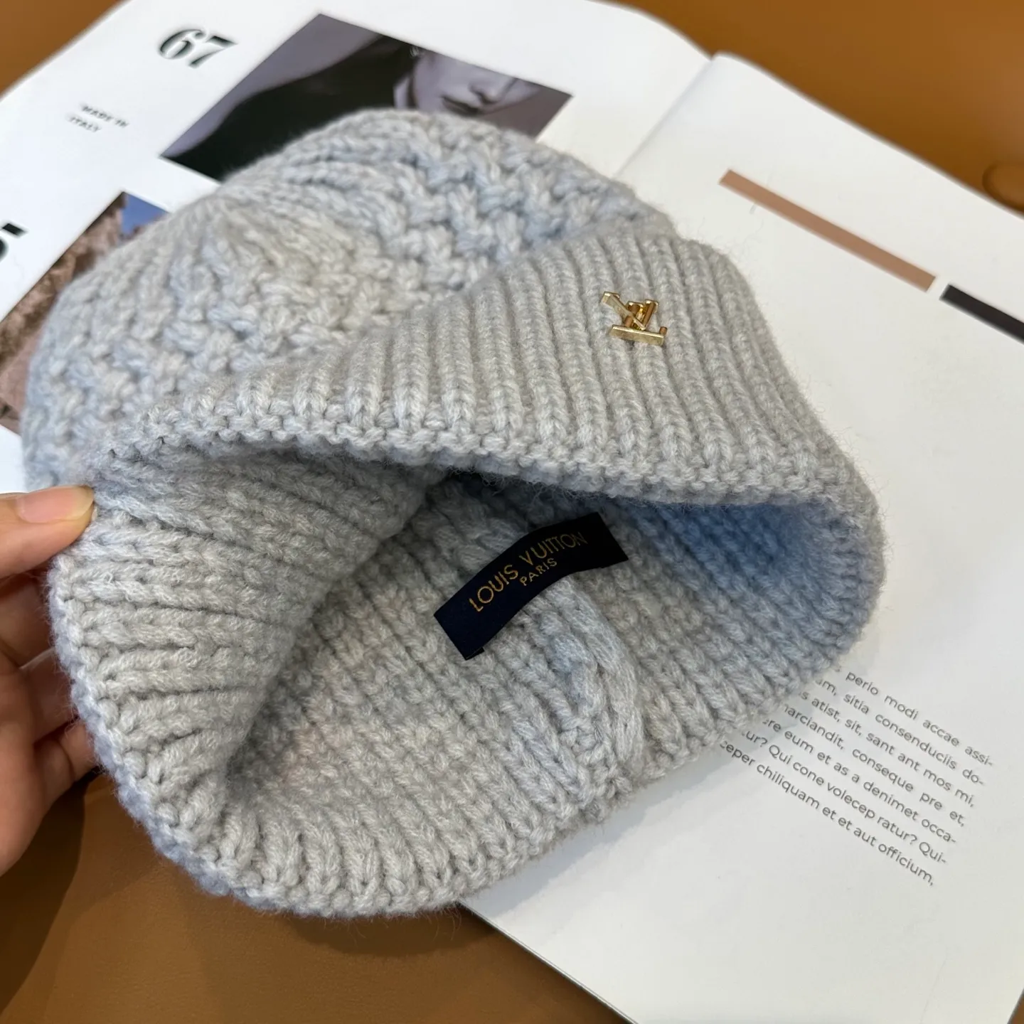 P56 ⚫️Lv new autumn and winter knitted hat, very versatile, unisex. Dear friends, you can see the details, the workmanship is neat, breathable and comfortable, and made of imported wool material! A must-have for fashionistas!