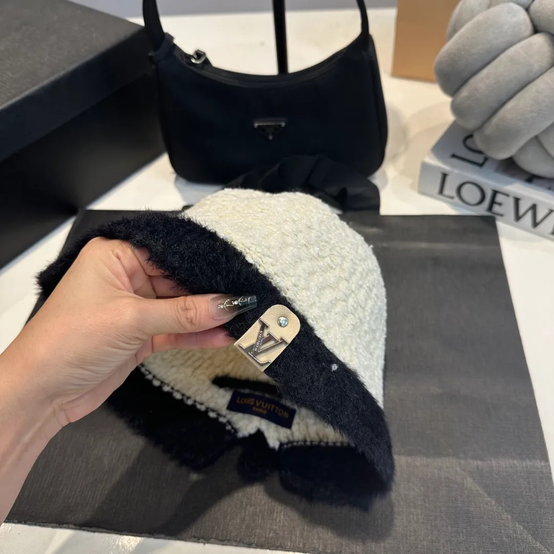 P70 LV Louis Vuitton new rabbit fur hat! High-end color series, the latest fisherman hat for autumn and winter ✨ Super elegant rabbit fur hat, white moonlight white🤍 🧊It is a perfect match in winter, the texture is invincible!