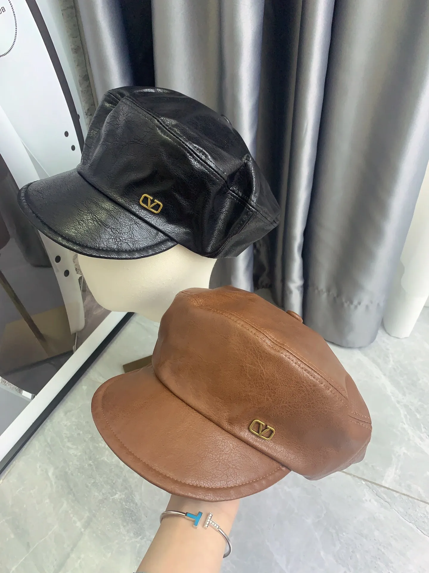 LV Louis Vuitton's new autumn and winter styles ✨ Sweet and cool military hat, the pebbled leather is very high-end