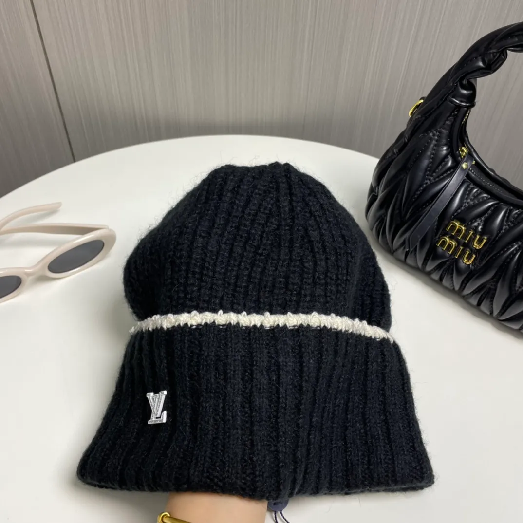P66 🔥Lv Louis Vuitton's new autumn and winter knitted beanie, very versatile, unisex. Dear friends, you can see the details, the workmanship is neat, breathable and comfortable, and made of imported wool material! A must-have for fashionistas!
