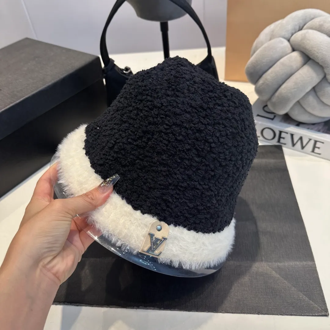 P70 LV Louis Vuitton new rabbit fur hat! High-end color series, the latest fisherman hat for autumn and winter ✨ Super elegant rabbit fur hat, white moonlight white🤍 🧊It is a perfect match in winter, the texture is invincible!