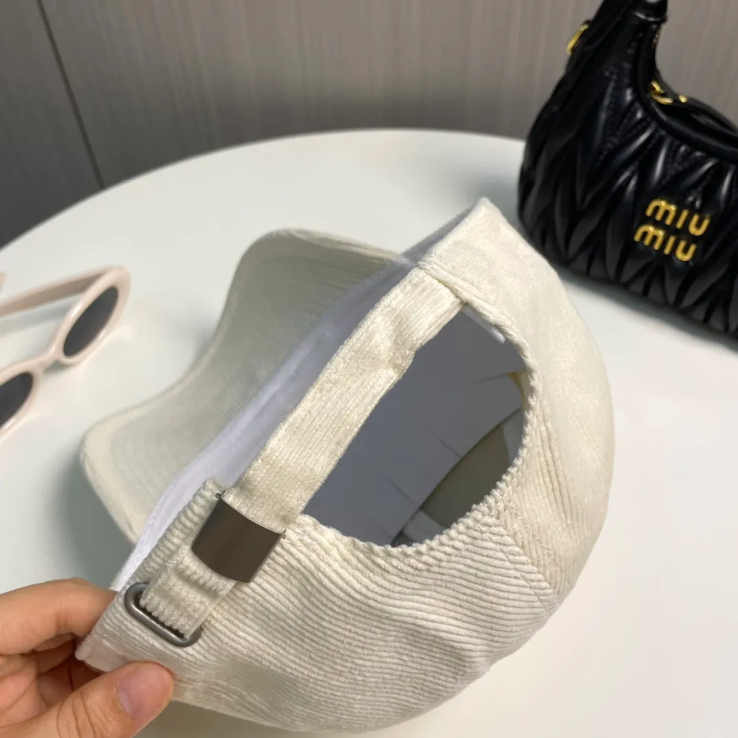 P60LV Louis Vuitton's new autumn and winter classic casual and trendy style corduroy simple baseball cap is now available🧢Japanese and Korean style, looks great with any combination! A must-have when traveling