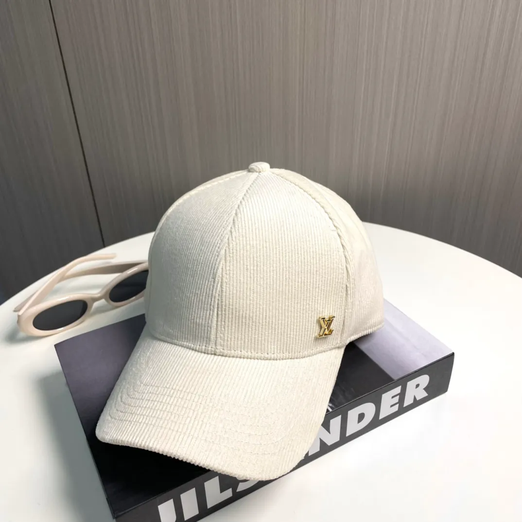 P60LV Louis Vuitton's new autumn and winter classic casual and trendy style corduroy simple baseball cap is now available🧢Japanese and Korean style, looks great with any combination! A must-have when traveling
