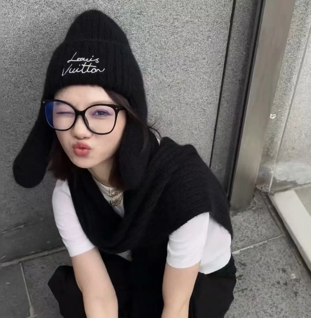 Special P96 💛 LV’s new ear protection knitted hat is made of soft wool blend, warm and comfortable, a must-have for autumn and winter. It has a handwritten embroidered logo on the front, which is highly recognizable. The toe design + draped earmuffs modify the face and are windproof. It is great for commuting and taking outdoor photos. The blue is fresh and white, and it adds a sense of atmosphere when paired with a coat and sweater. It is a practical and fashionable autumn and winter item 👍