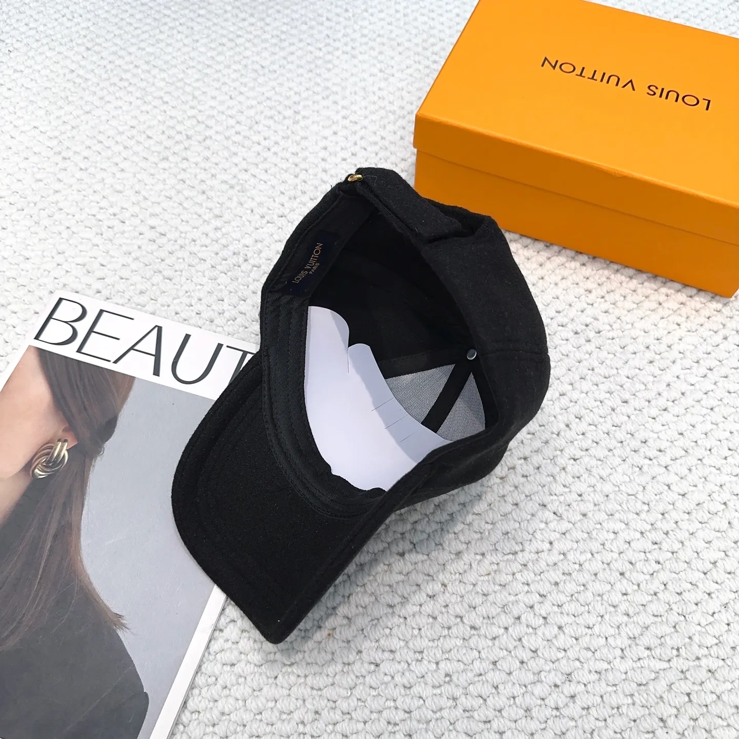 P60 LV Louis Vuitton's new autumn and winter classic casual and trendy style, simple baseball cap🧢Japanese and Korean style, looks great with any combination! A must-have when traveling