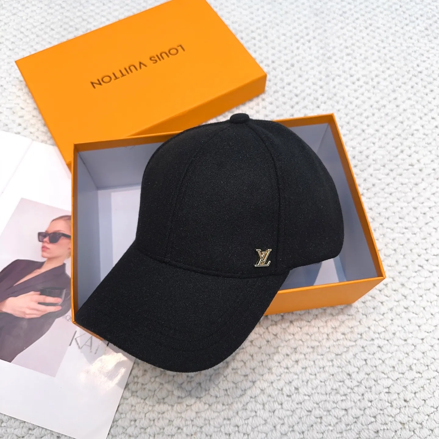 P60 LV Louis Vuitton's new autumn and winter classic casual and trendy style, simple baseball cap🧢Japanese and Korean style, looks great with any combination! A must-have when traveling